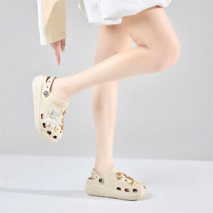 Dép nữ Moonn sandal crocs nữ gắn nhiều charm hình thú
