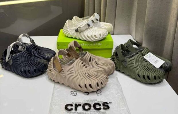 dép crocs bị rộng phải làm sao Moonn