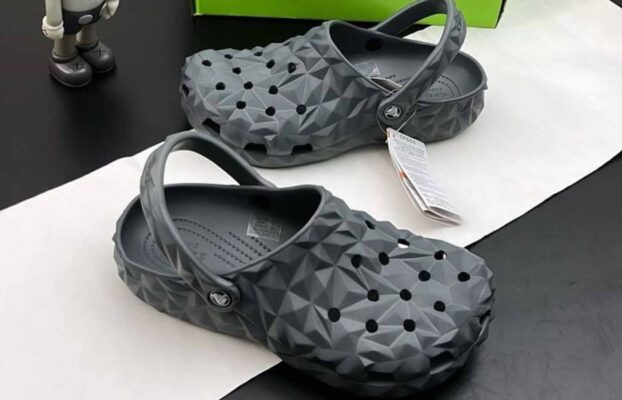 dép crocs bị rộng phải làm sao