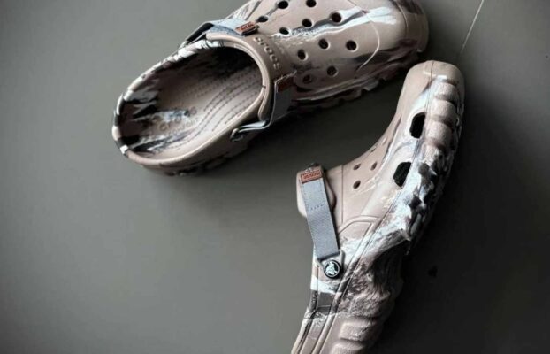 nên mua dép crocs chính hãng ở đâu Moonn