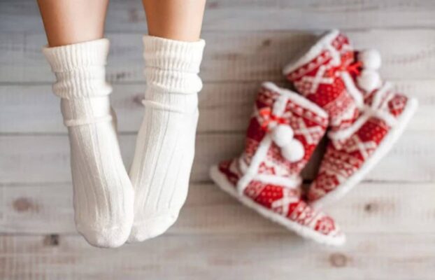 Dép crocs bị rộng phải làm sao mang tất
